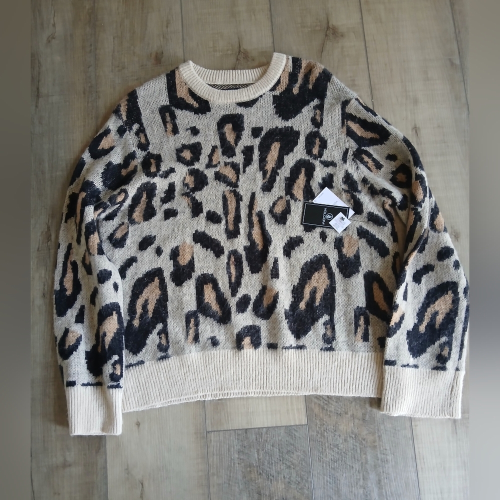 NWT Volcom Animal Print  Crewneck Sweater. Size M